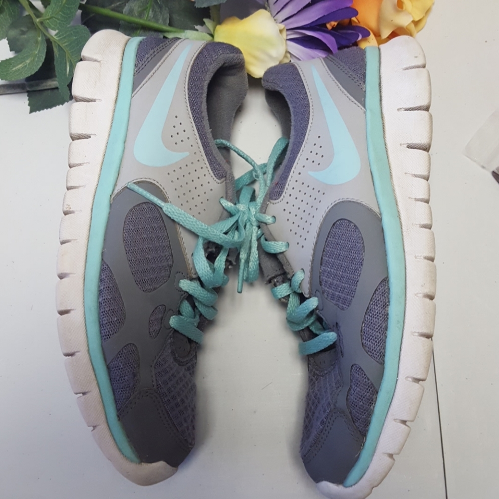 Women's Nike grey athletic shoes size 6 - Picture 5 of 8